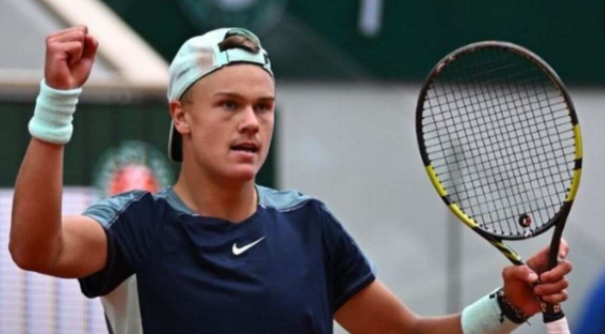 The teenager who eliminated Stefanos Tsitsipas from the French Open